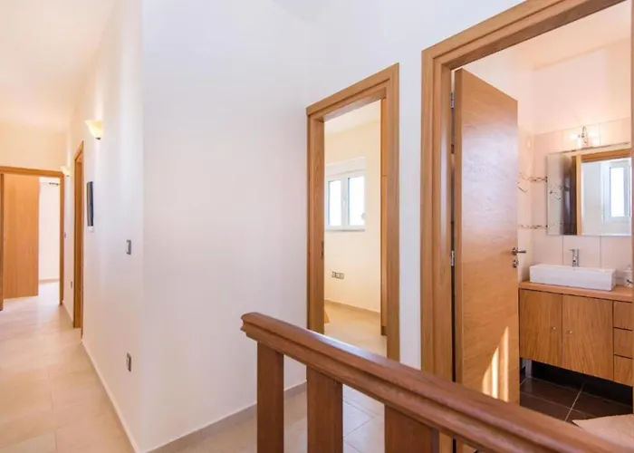 Verona Pool 라카니아