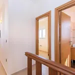 Verona Pool Lachania