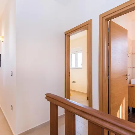 Verona Pool * Lakhania