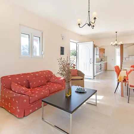 Verona Pool Lachania